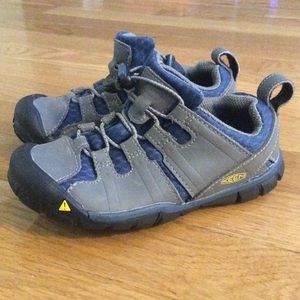 Toddler boys Keen shoes size 9